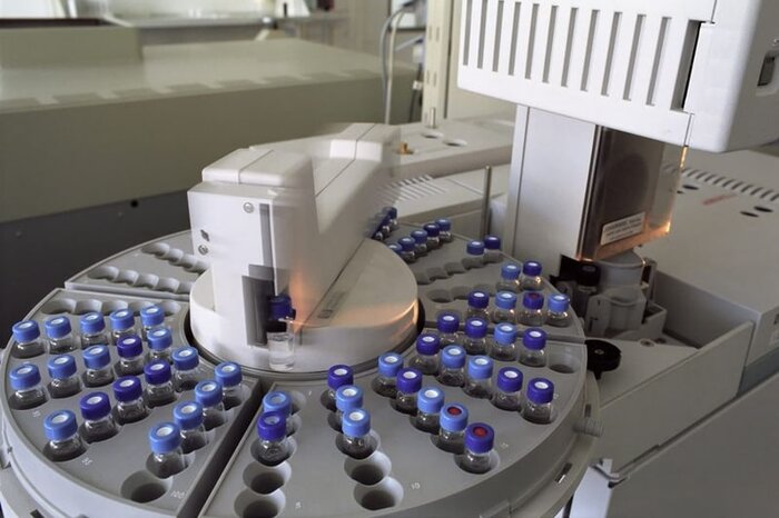 Passeur d'échantillons chargé dans un laboratoire d'analyses